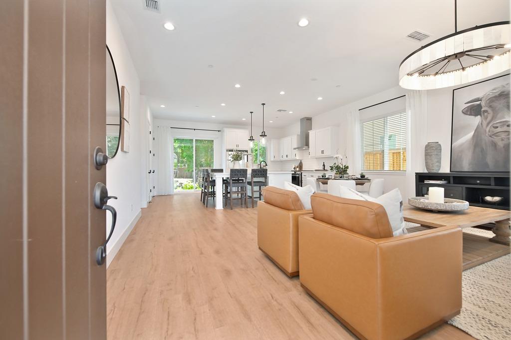 Detail Gallery Image 7 of 57 For 2327 5th Ave, Sacramento,  CA 95818 - 3 Beds | 2/1 Baths