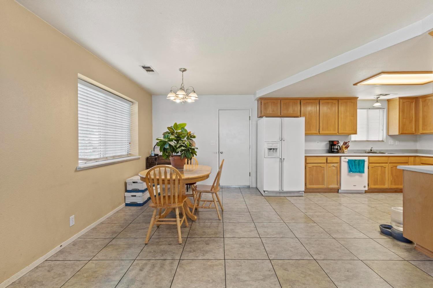 Detail Gallery Image 8 of 32 For 2728 Lowell Dr, Chico,  CA 95973 - 3 Beds | 2 Baths