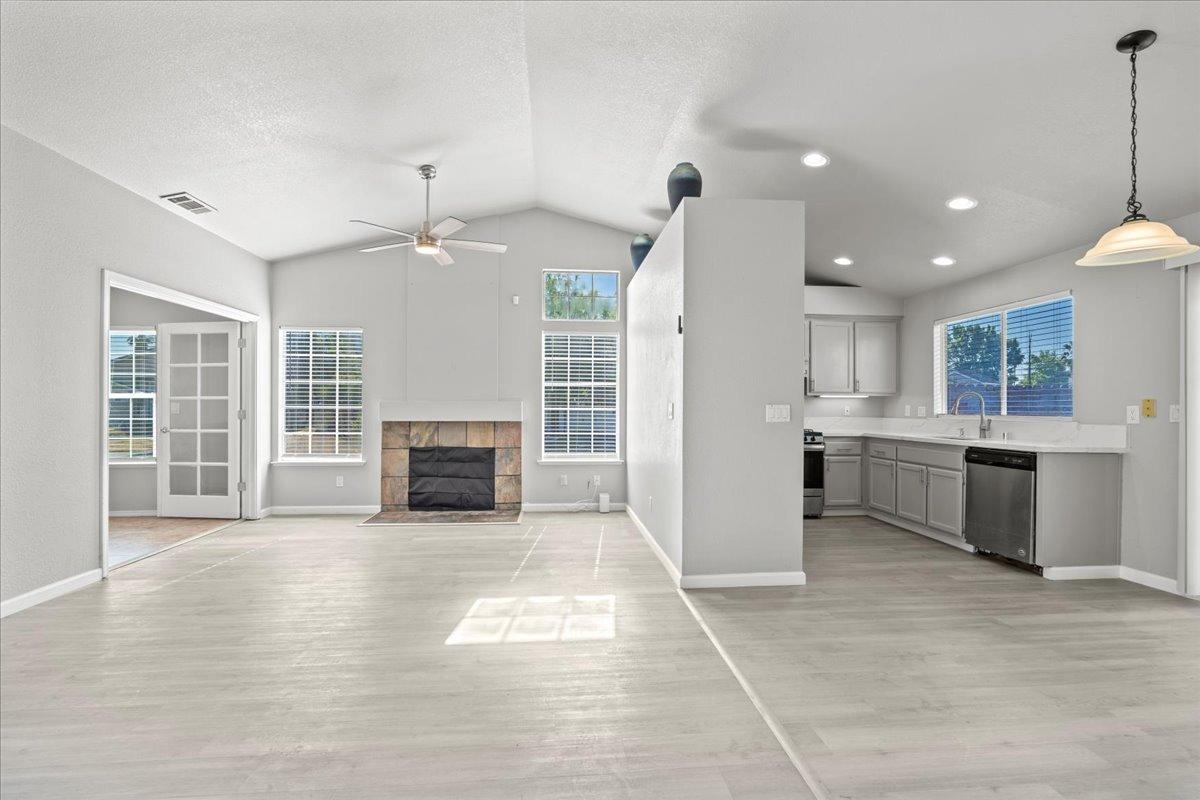 Detail Gallery Image 6 of 29 For 5550 Crystal Hill Way, Sacramento,  CA 95823 - 3 Beds | 2 Baths