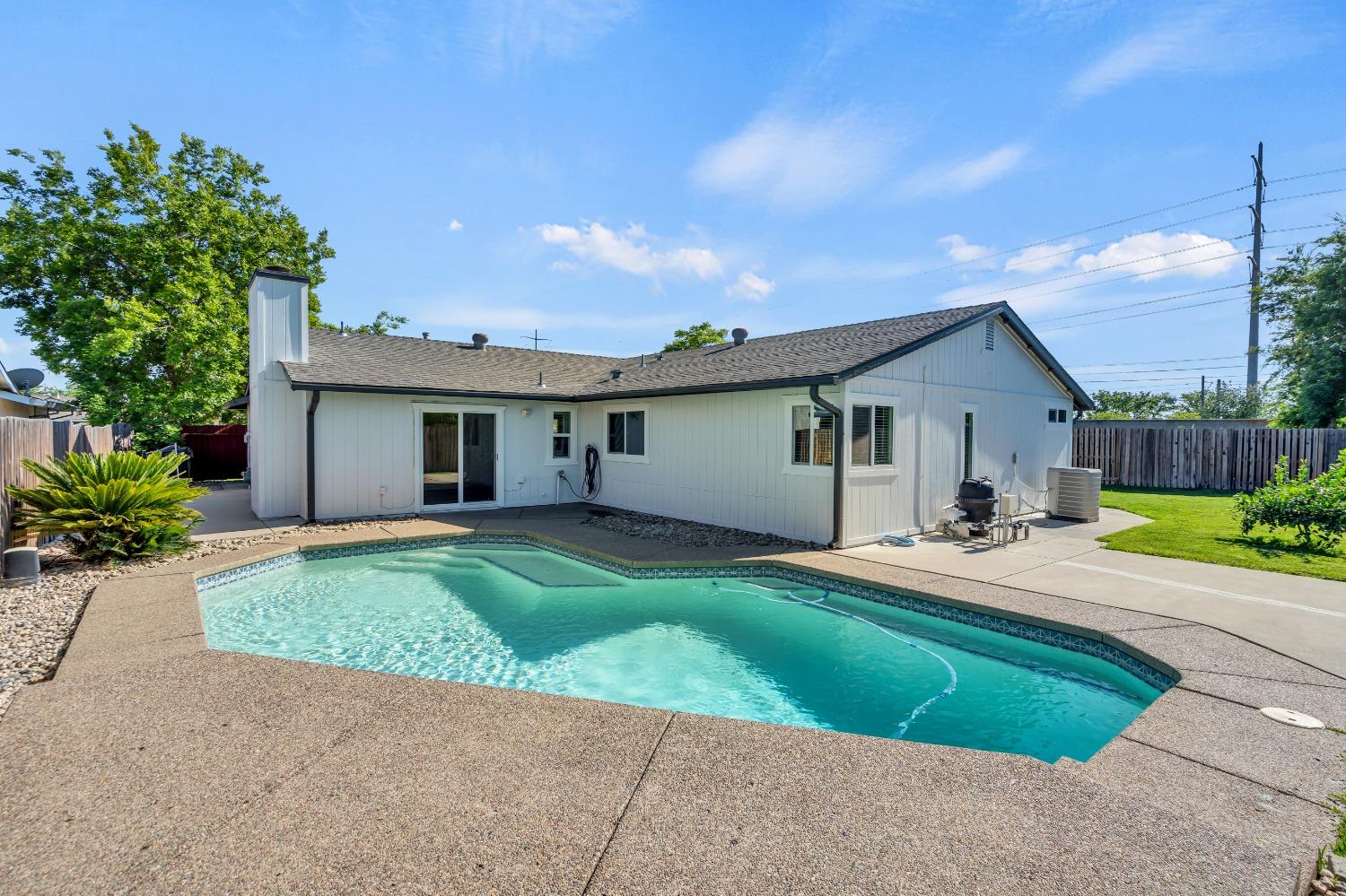 Detail Gallery Image 14 of 52 For 38 Mountainwood Ct, Sacramento,  CA 95823 - 4 Beds | 2 Baths