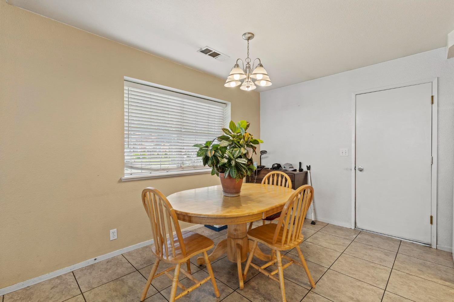 Detail Gallery Image 6 of 32 For 2728 Lowell Dr, Chico,  CA 95973 - 3 Beds | 2 Baths