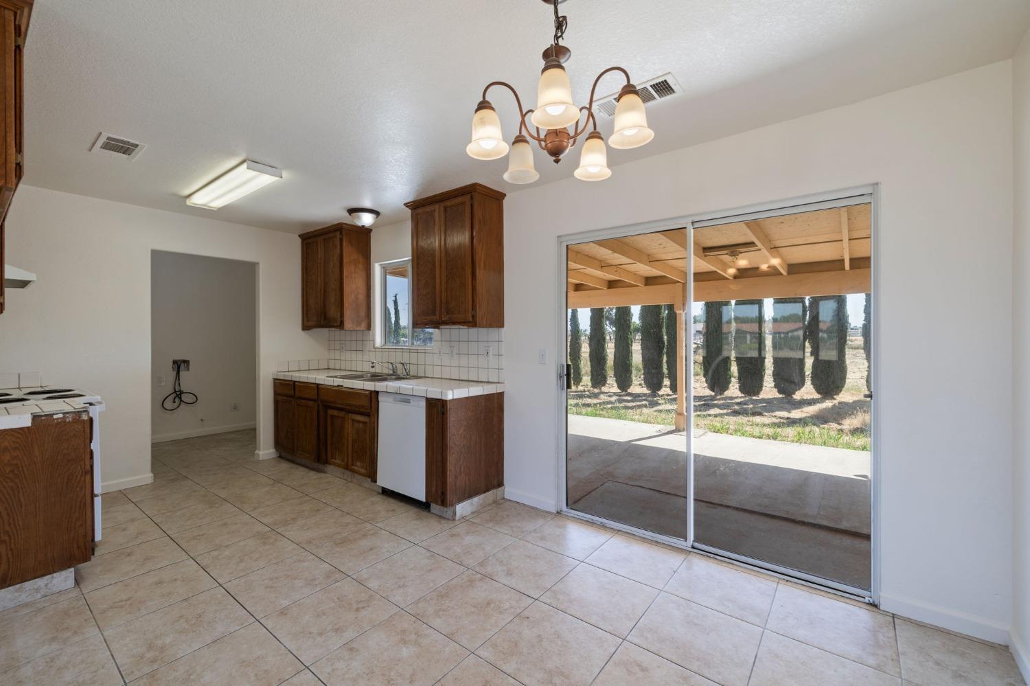 Detail Gallery Image 8 of 24 For 20269 Del Mar Rd, Madera,  CA 93638 - 3 Beds | 2 Baths