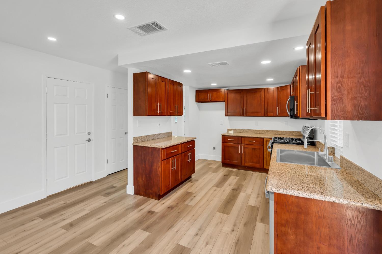 Detail Gallery Image 21 of 52 For 38 Mountainwood Ct, Sacramento,  CA 95823 - 4 Beds | 2 Baths