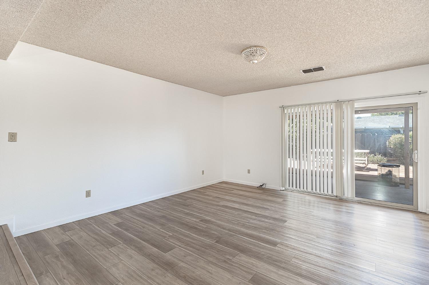 Detail Gallery Image 5 of 24 For 2621 Dels Ln, Turlock,  CA 95382 - 3 Beds | 2 Baths