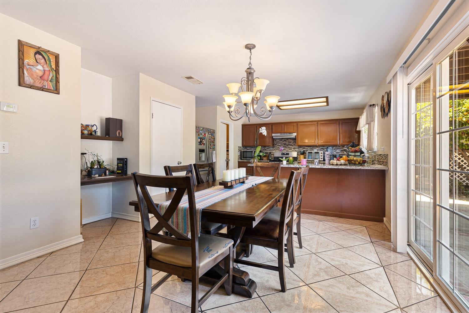 Detail Gallery Image 9 of 39 For 1867 William Moss Blvd, Stockton,  CA 95206 - 4 Beds | 2/1 Baths