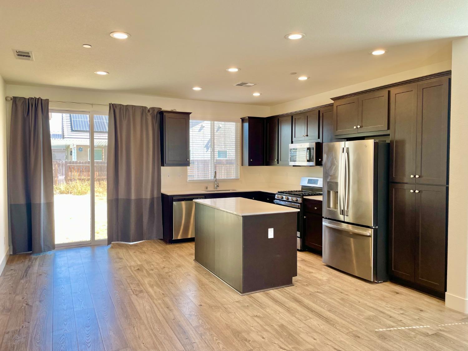 Detail Gallery Image 4 of 10 For 1112 Pearl Dr, Los Banos,  CA 93635 - 3 Beds | 2 Baths
