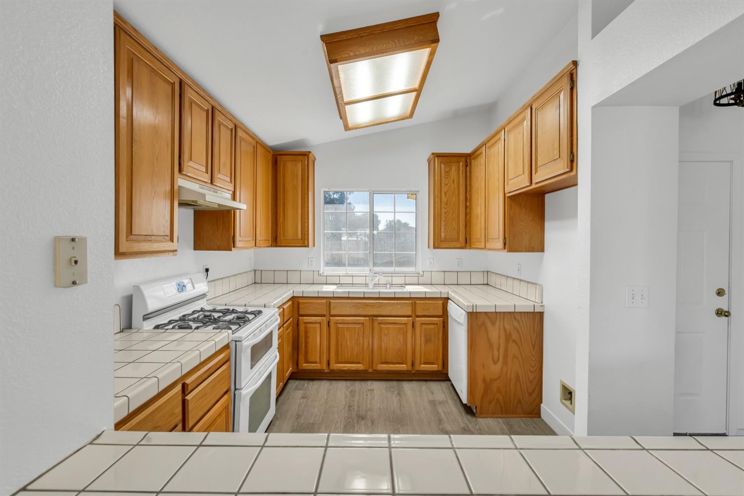 Detail Gallery Image 12 of 47 For 8281 New Point Dr, Sacramento,  CA 95828 - 3 Beds | 2 Baths