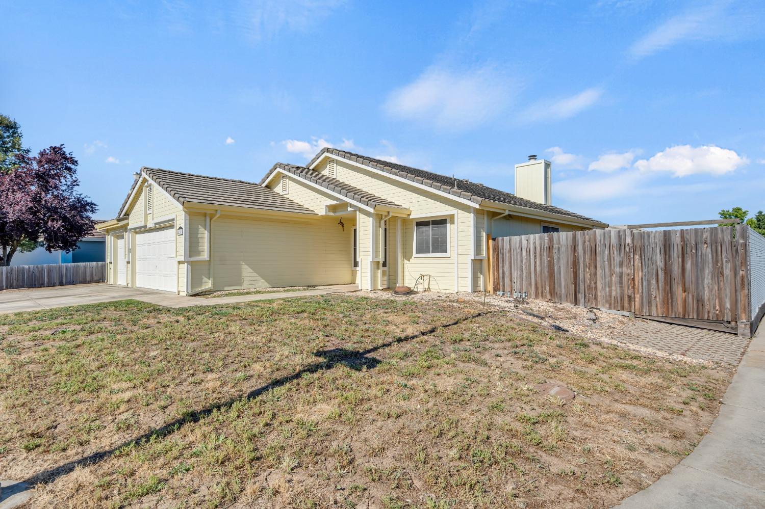 Detail Gallery Image 4 of 47 For 8281 New Point Dr, Sacramento,  CA 95828 - 3 Beds | 2 Baths