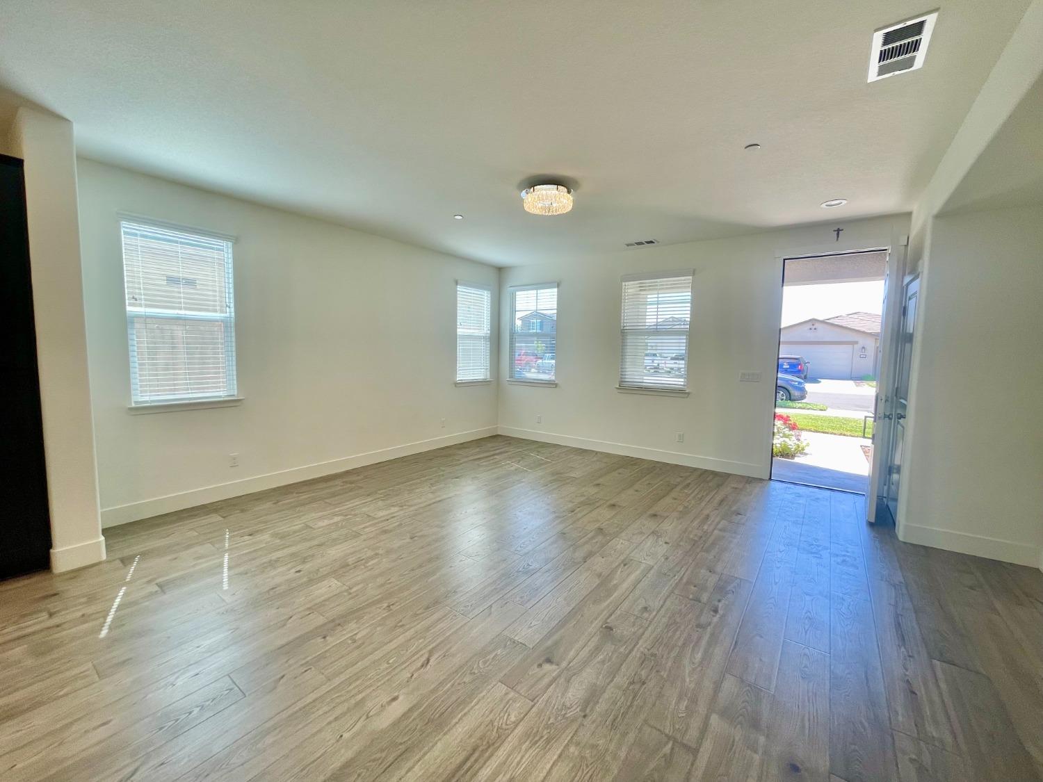 Detail Gallery Image 3 of 10 For 1112 Pearl Dr, Los Banos,  CA 93635 - 3 Beds | 2 Baths