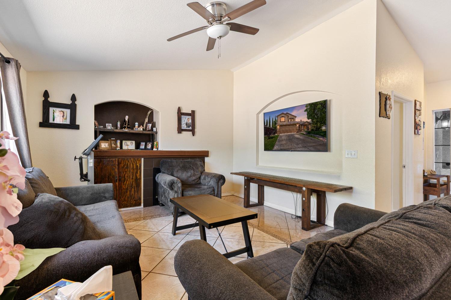 Detail Gallery Image 6 of 39 For 1867 William Moss Blvd, Stockton,  CA 95206 - 4 Beds | 2/1 Baths