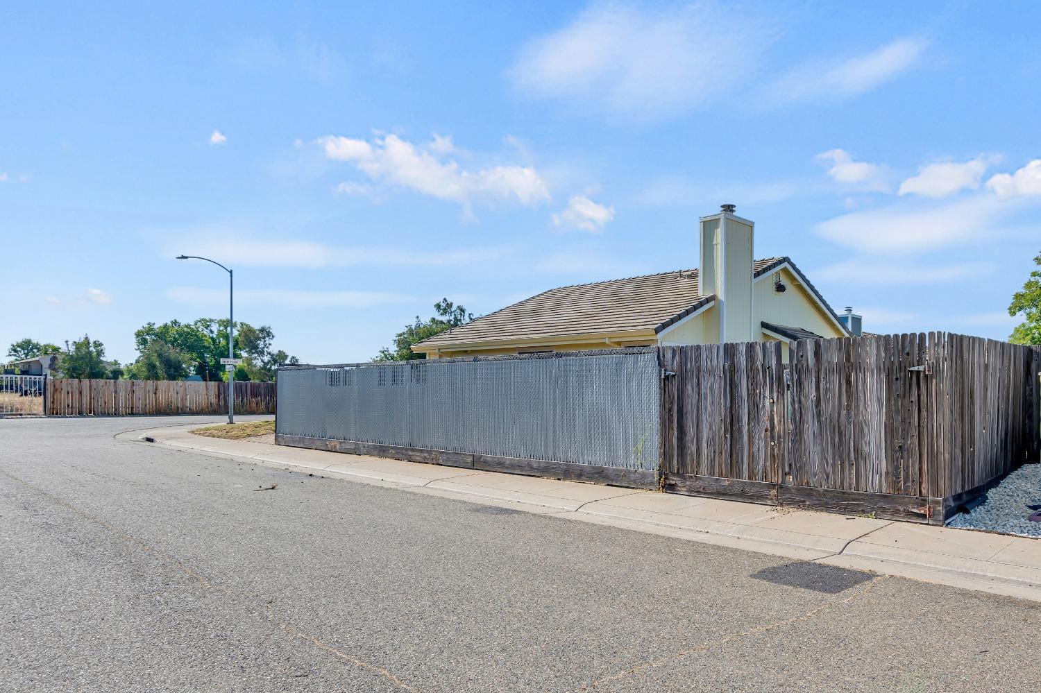 Detail Gallery Image 40 of 47 For 8281 New Point Dr, Sacramento,  CA 95828 - 3 Beds | 2 Baths