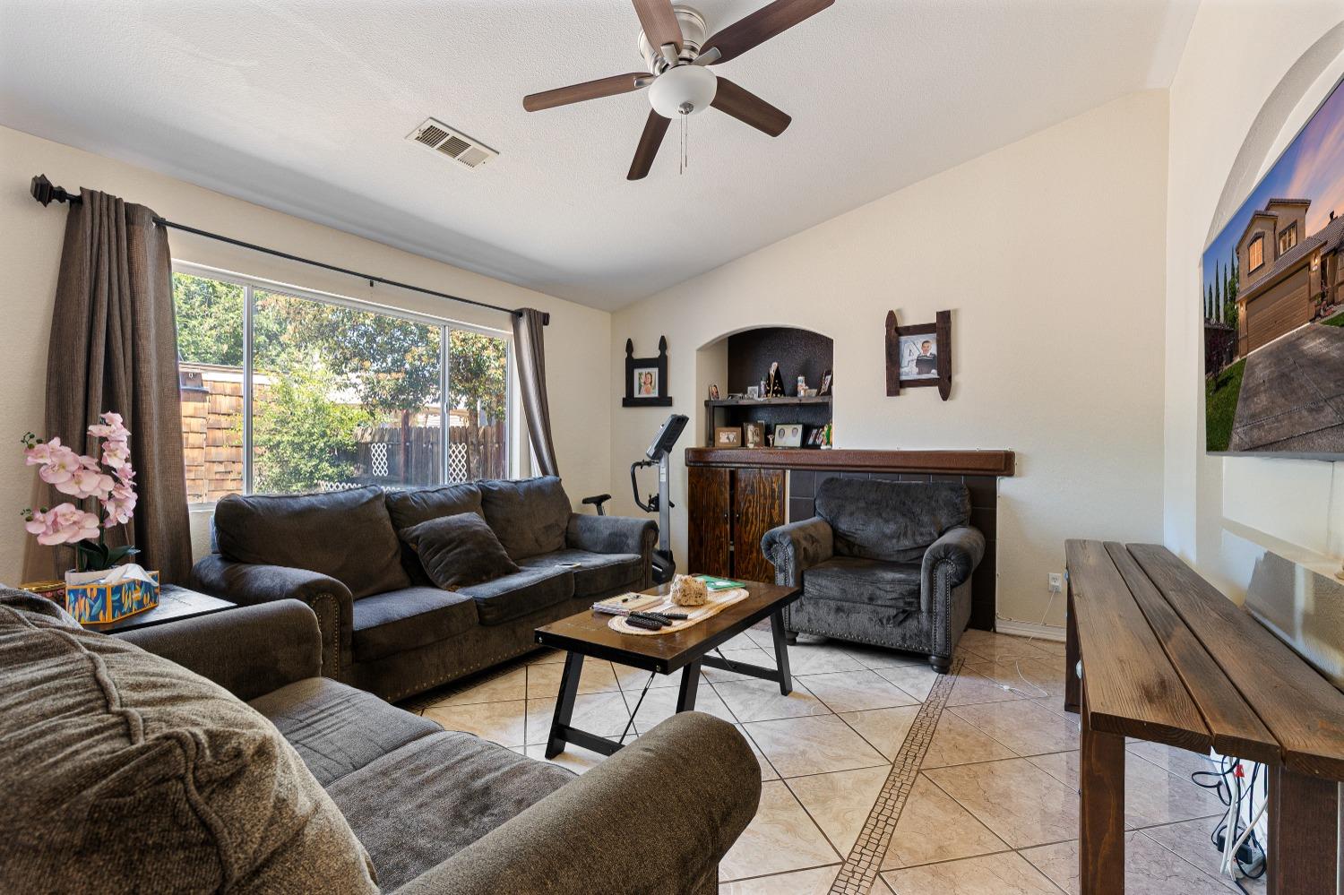 Detail Gallery Image 7 of 39 For 1867 William Moss Blvd, Stockton,  CA 95206 - 4 Beds | 2/1 Baths