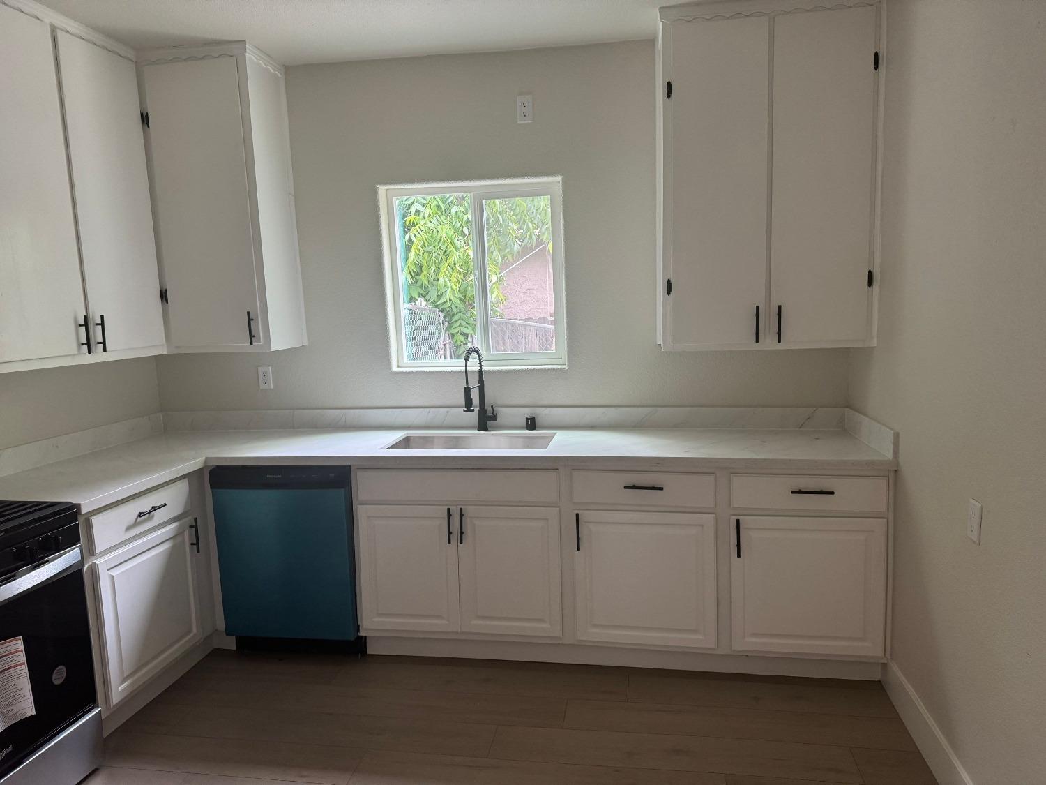 Detail Gallery Image 6 of 22 For 3138 San Diego Way, Sacramento,  CA 95820 - 4 Beds | 1/1 Baths
