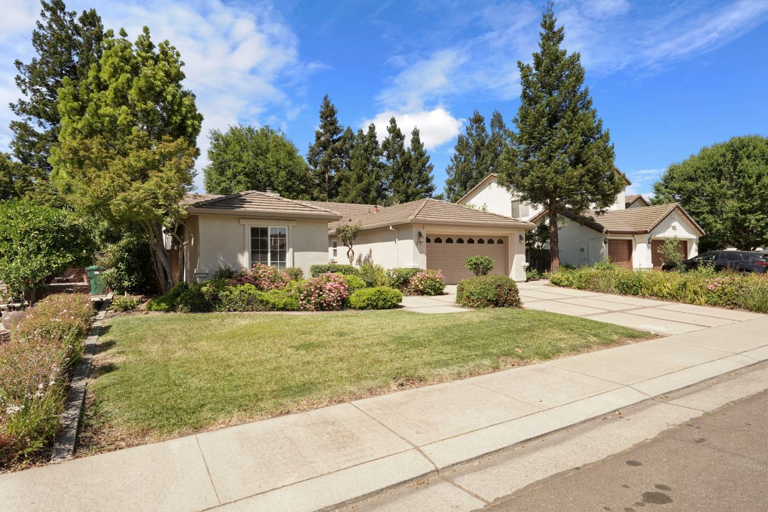 Detail Gallery Image 4 of 48 For 2607 W Elm St, Lodi,  CA 95242 - 3 Beds | 2 Baths