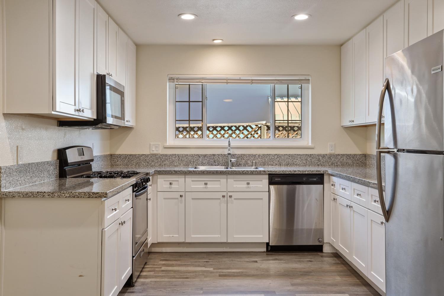 Detail Gallery Image 7 of 49 For 1384 Heckman Way, San Jose,  CA 95129 - 3 Beds | 2 Baths