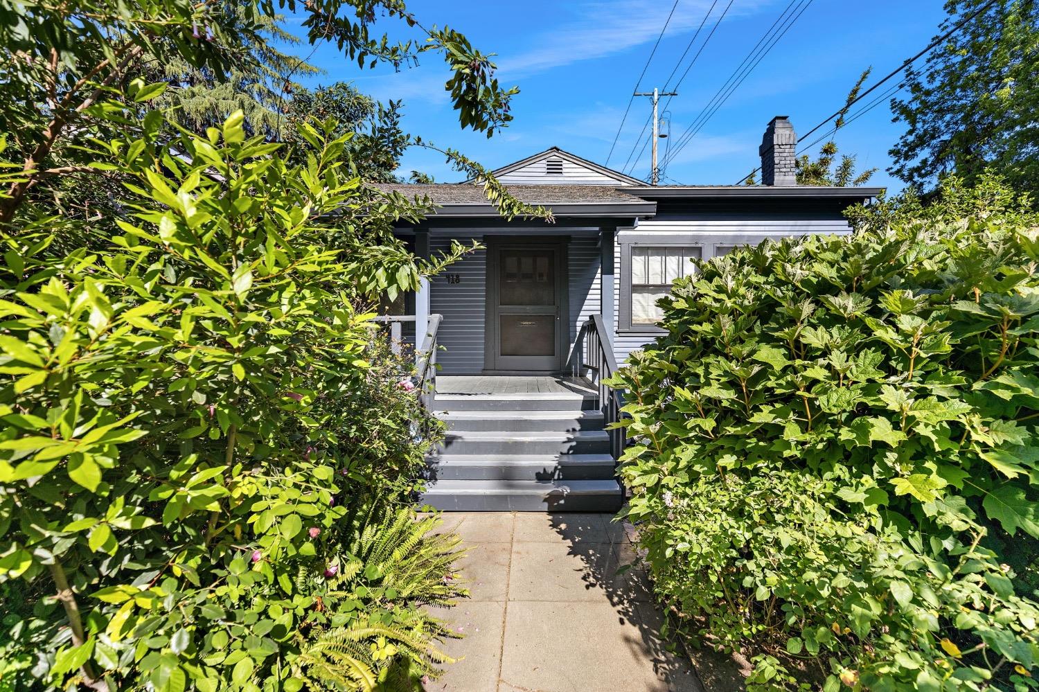 Detail Gallery Image 1 of 35 For 418 25th St, Sacramento,  CA 95816 - 3 Beds | 1 Baths