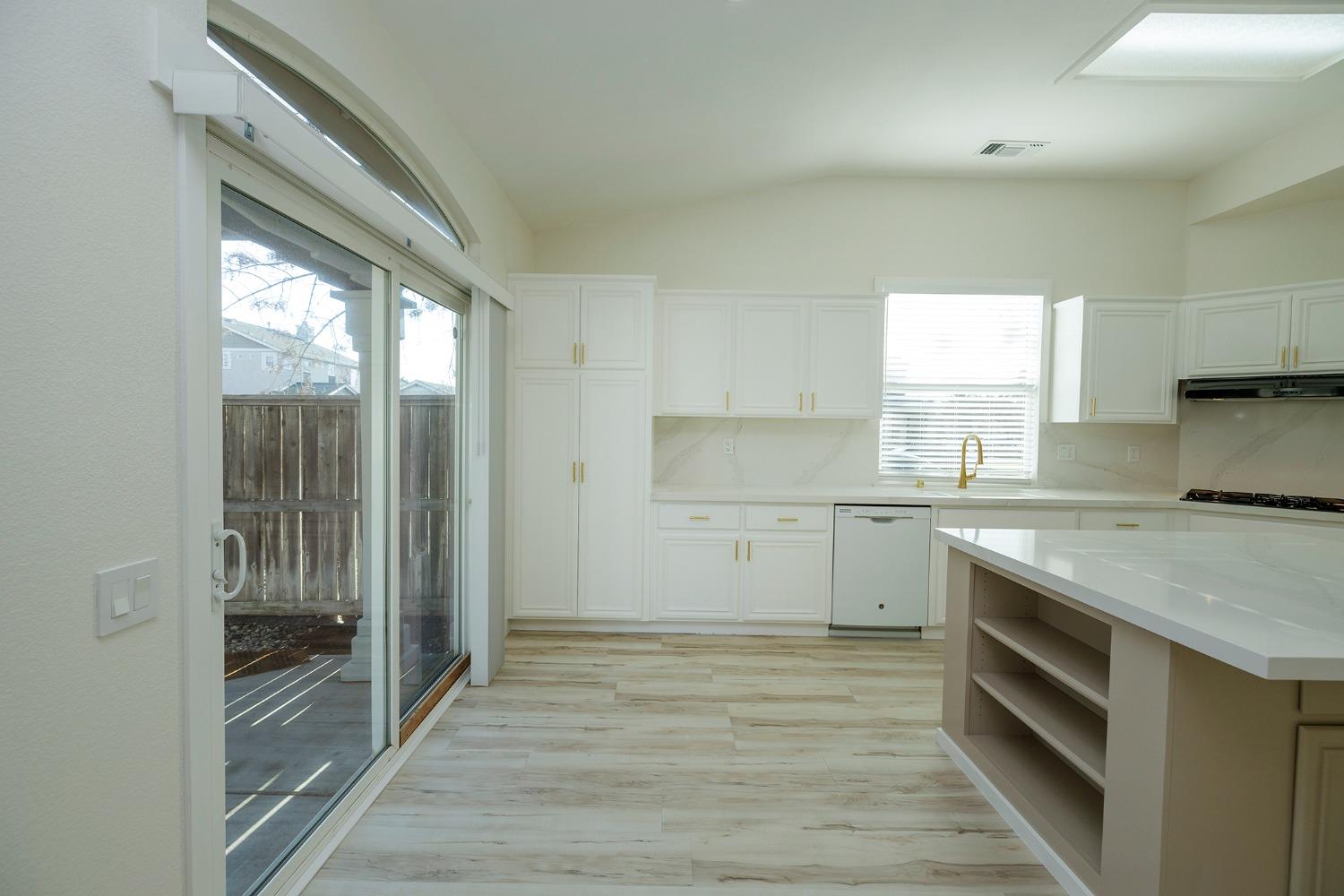 Detail Gallery Image 17 of 45 For 2192 Ivory Lace Ave, Manteca,  CA 95337 - 4 Beds | 2/1 Baths