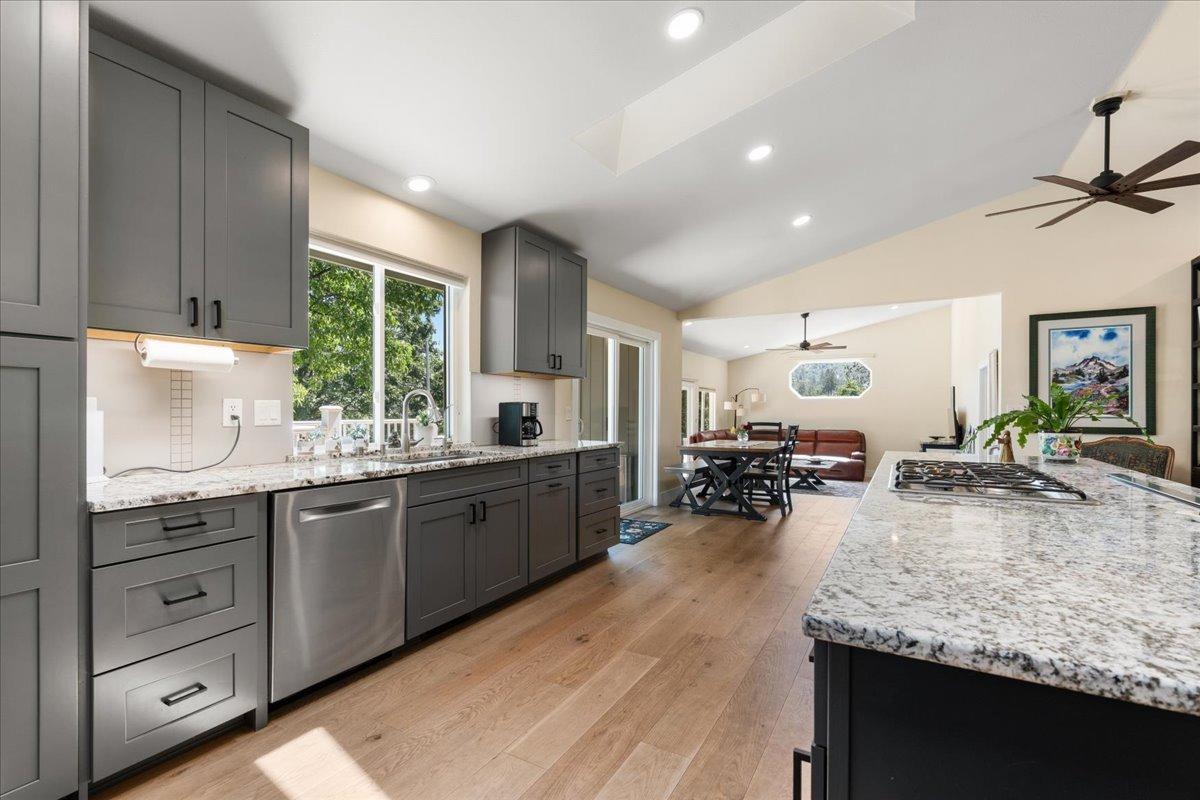Detail Gallery Image 10 of 73 For 10107 Park View Ln, Penn Valley,  CA 95946 - 3 Beds | 2 Baths