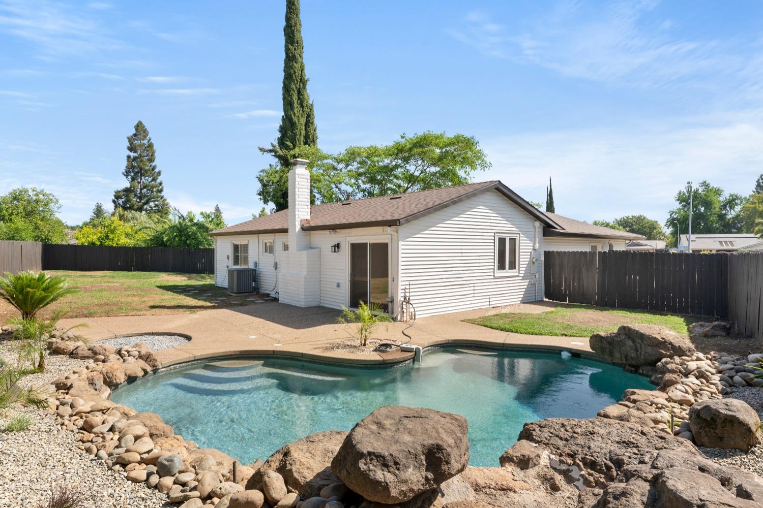 Detail Gallery Image 3 of 22 For 2462 Stokewood Way, Rancho Cordova,  CA 95670 - 3 Beds | 2 Baths