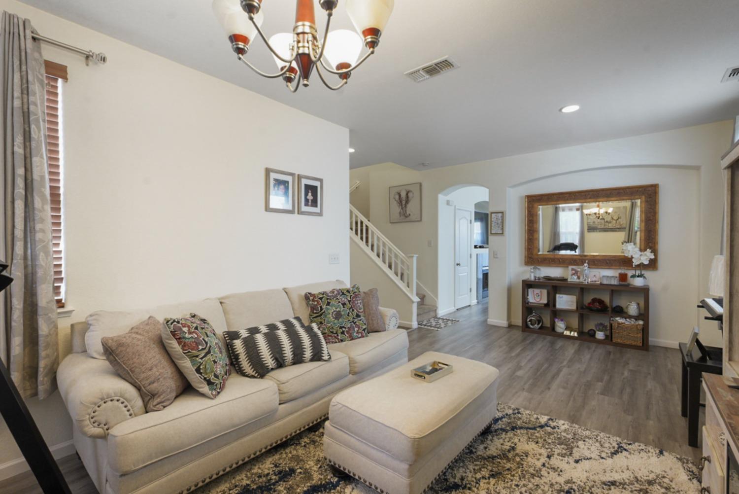 Detail Gallery Image 8 of 32 For 17263 S Bell Post Ln, Lathrop,  CA 95330 - 4 Beds | 2/1 Baths
