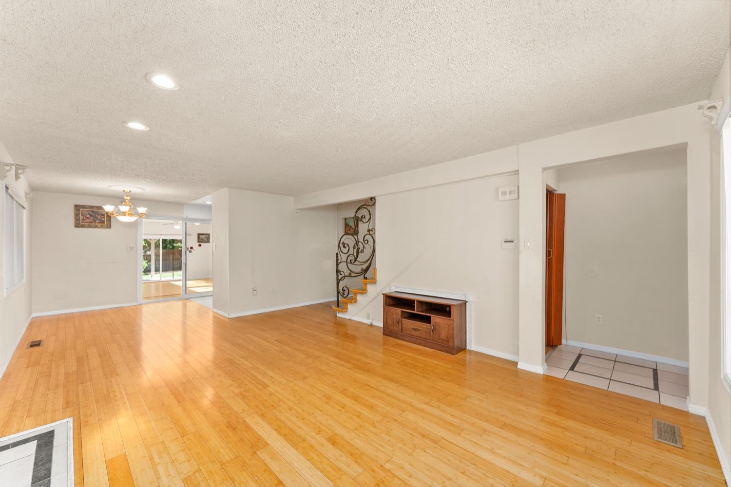 Detail Gallery Image 16 of 84 For 8905 Fredric, Sacramento,  CA 95826 - 4 Beds | 3 Baths