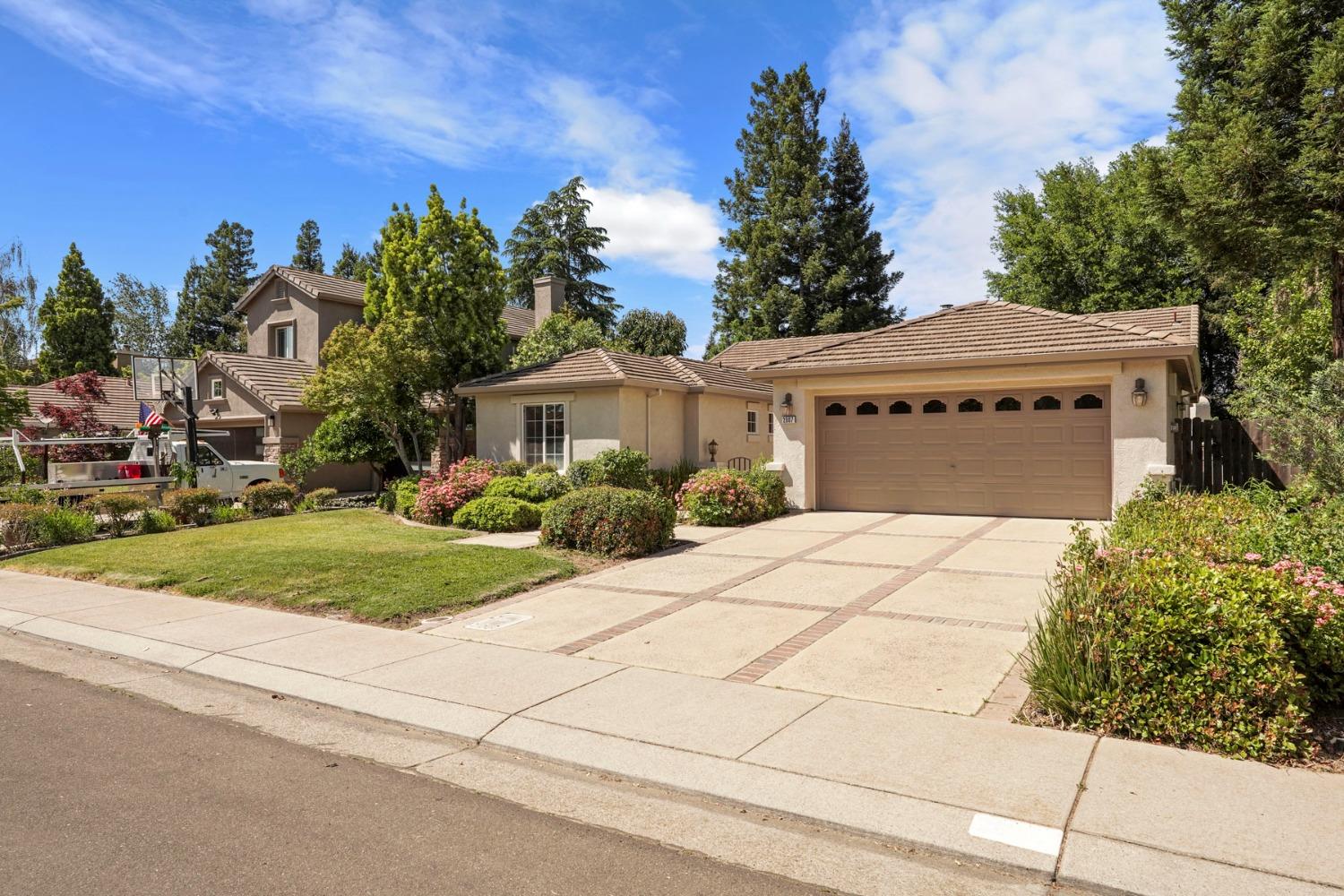 Detail Gallery Image 3 of 48 For 2607 W Elm St, Lodi,  CA 95242 - 3 Beds | 2 Baths