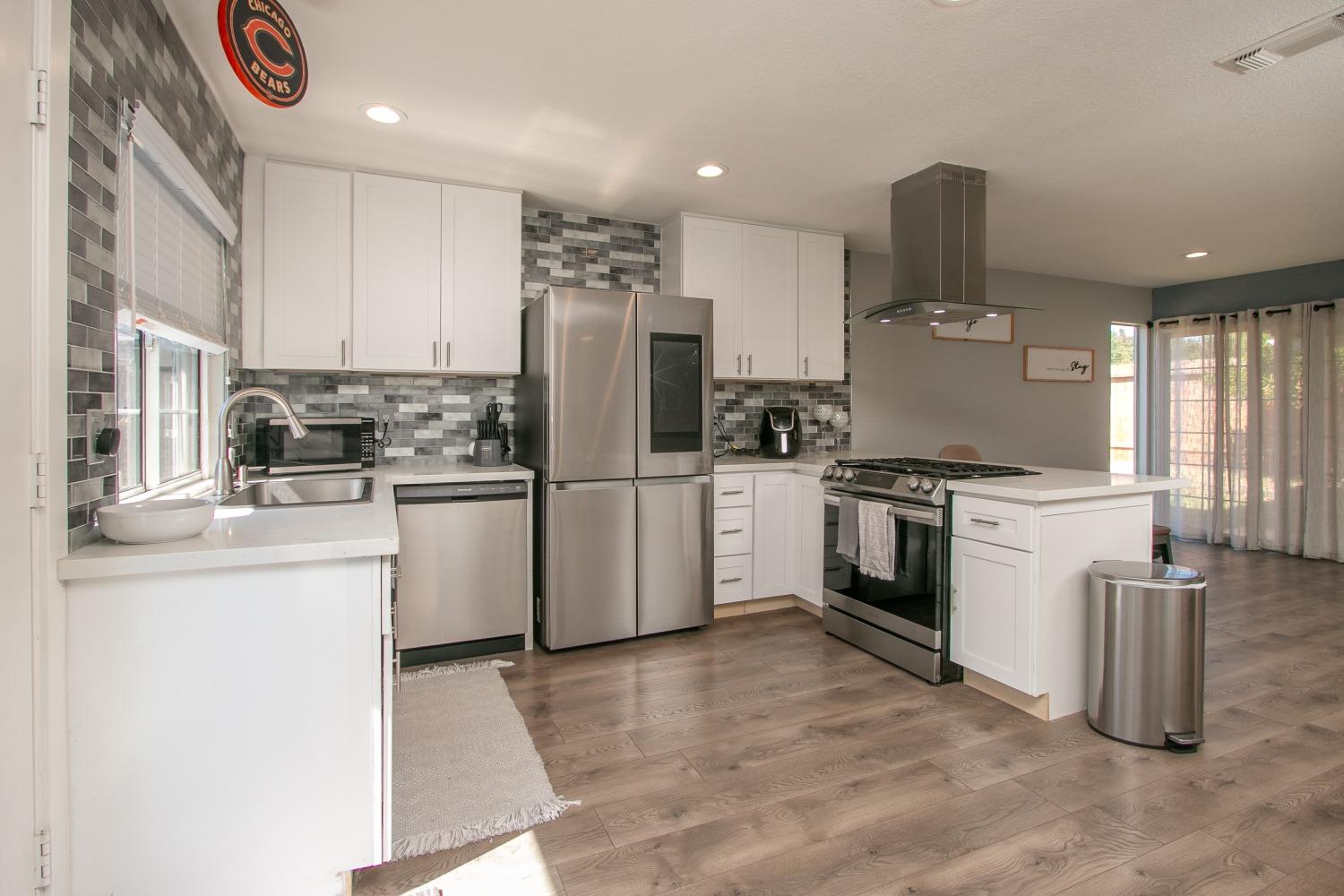 Detail Gallery Image 4 of 33 For 8449 Juglans Dr, Orangevale,  CA 95662 - 3 Beds | 2 Baths