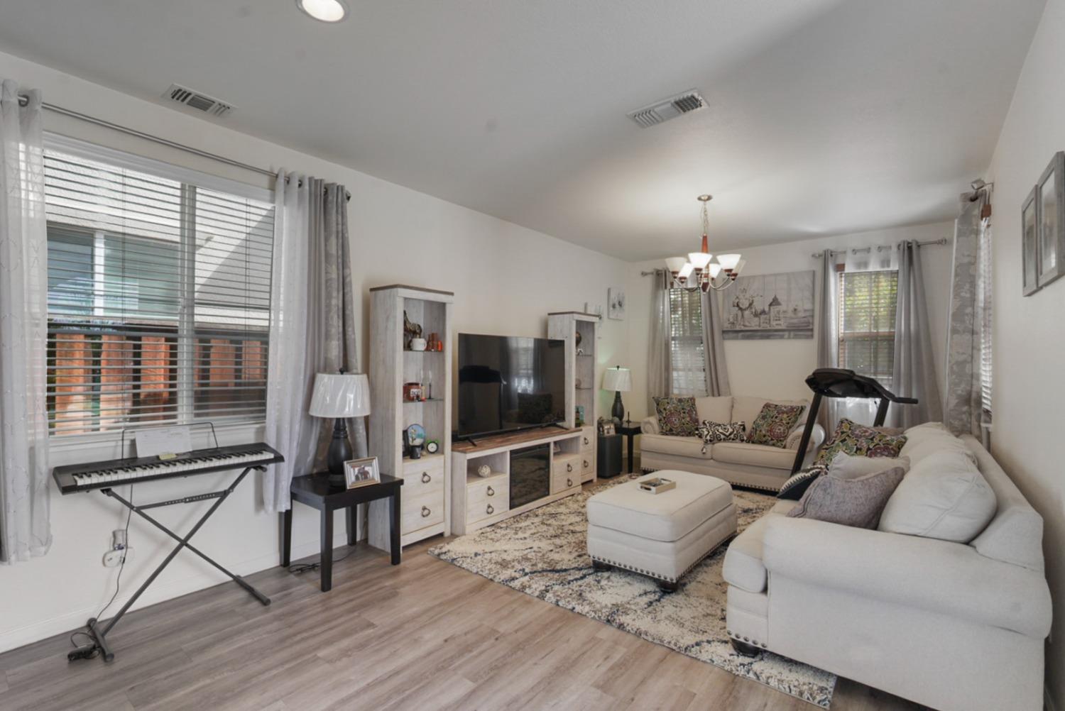 Detail Gallery Image 5 of 32 For 17263 S Bell Post Ln, Lathrop,  CA 95330 - 4 Beds | 2/1 Baths