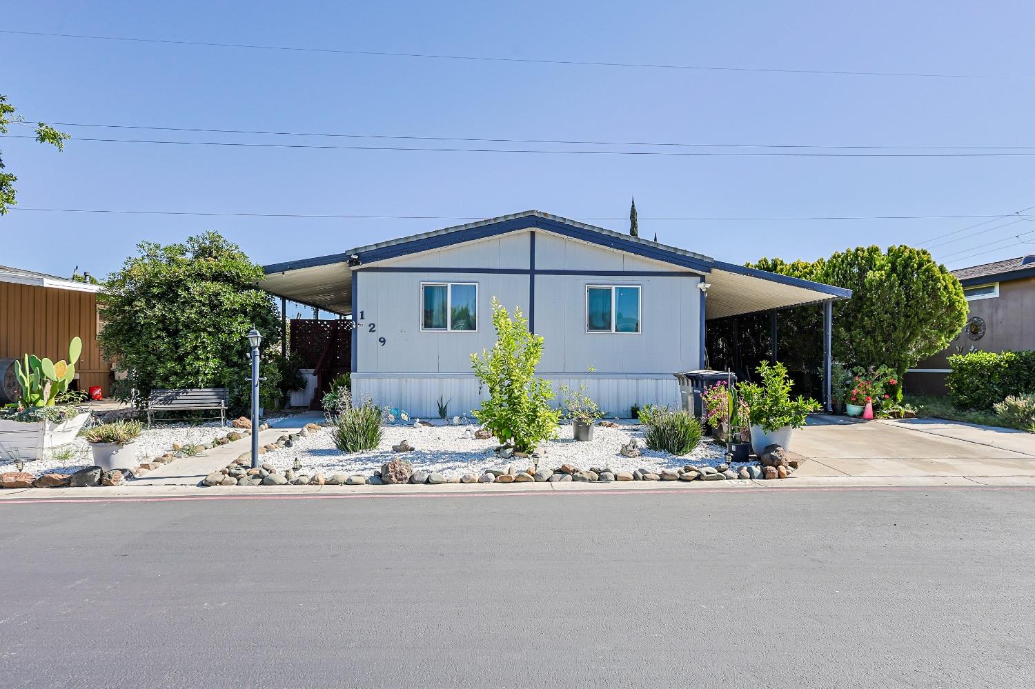 Detail Gallery Image 1 of 16 For 3950 Mack Rd 129, Sacramento,  CA 95823 - 3 Beds | 2 Baths