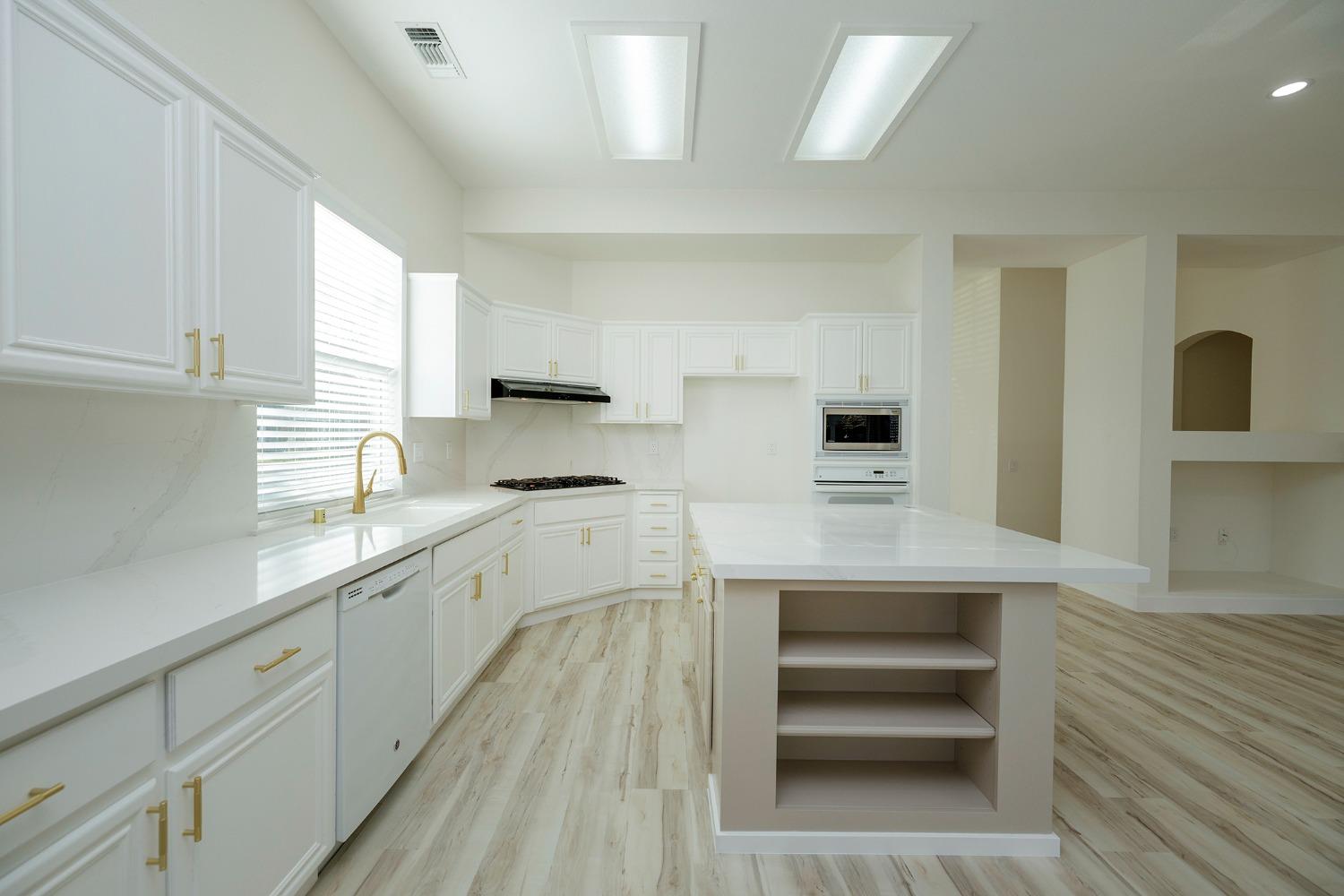 Detail Gallery Image 14 of 45 For 2192 Ivory Lace Ave, Manteca,  CA 95337 - 4 Beds | 2/1 Baths