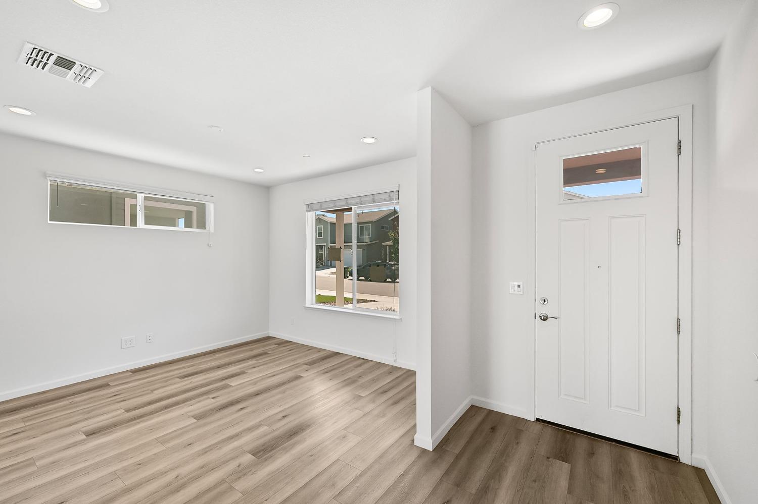 Detail Gallery Image 4 of 44 For 5542 Malibu Palm Ct, Sacramento,  CA 95842 - 3 Beds | 2/1 Baths
