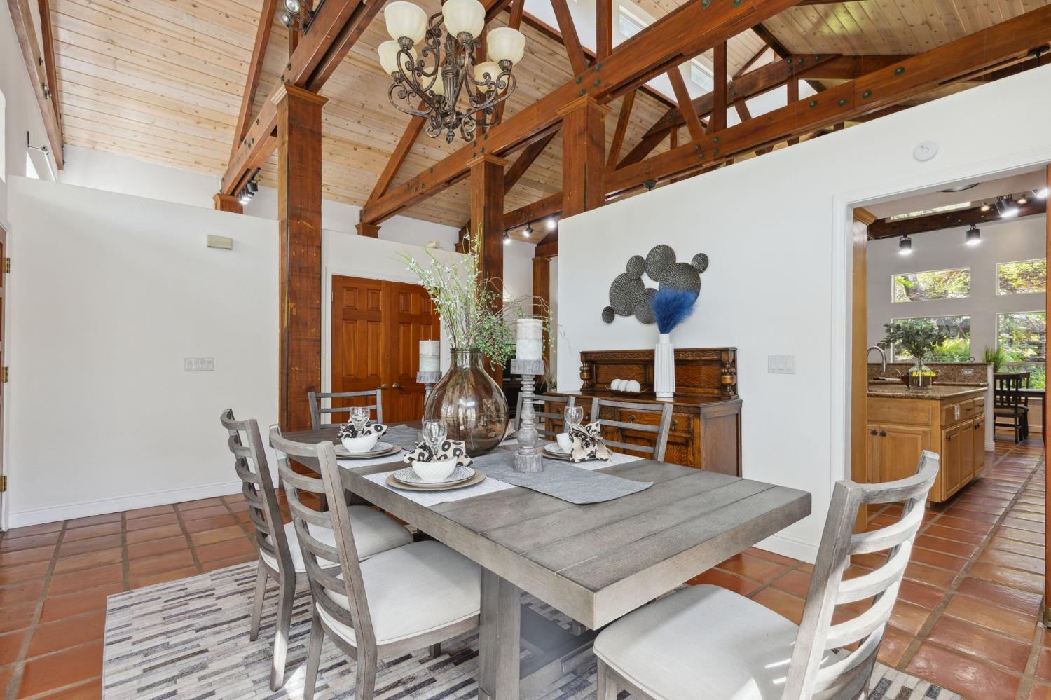 Detail Gallery Image 7 of 46 For 4006 Canyon Dr, Fair Oaks,  CA 95628 - 5 Beds | 4 Baths
