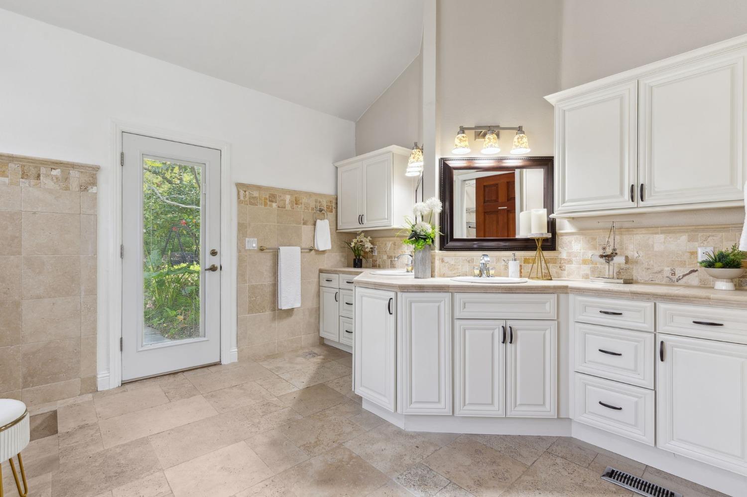 Detail Gallery Image 19 of 46 For 4006 Canyon Dr, Fair Oaks,  CA 95628 - 5 Beds | 4 Baths