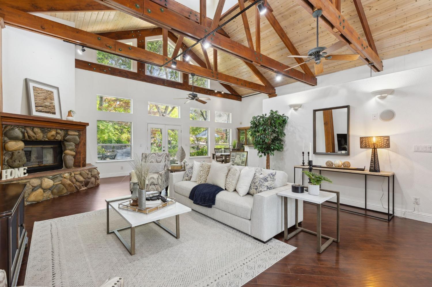 Detail Gallery Image 4 of 46 For 4006 Canyon Dr, Fair Oaks,  CA 95628 - 5 Beds | 4 Baths