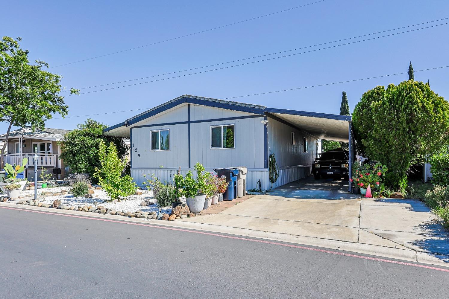 Detail Gallery Image 2 of 16 For 3950 Mack Rd 129, Sacramento,  CA 95823 - 3 Beds | 2 Baths