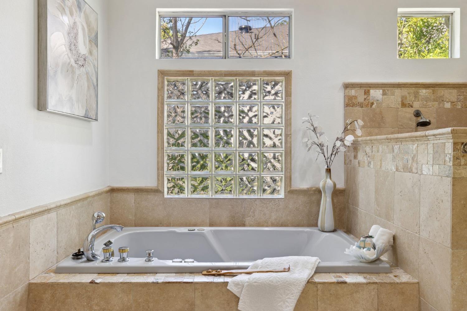 Detail Gallery Image 17 of 46 For 4006 Canyon Dr, Fair Oaks,  CA 95628 - 5 Beds | 4 Baths