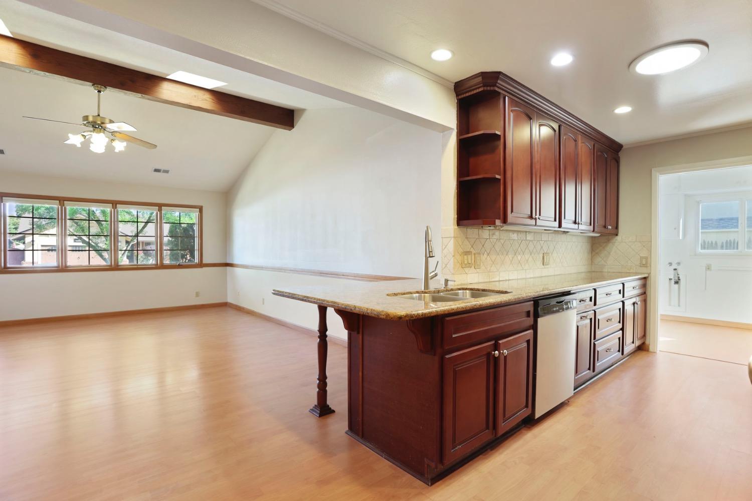 Detail Gallery Image 6 of 43 For 1152 Stanton Way, Stockton,  CA 95207 - 3 Beds | 2 Baths