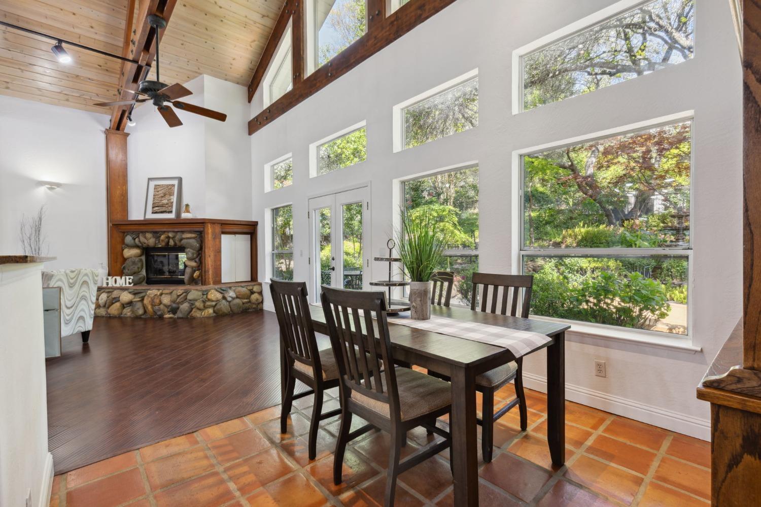 Detail Gallery Image 11 of 46 For 4006 Canyon Dr, Fair Oaks,  CA 95628 - 5 Beds | 4 Baths