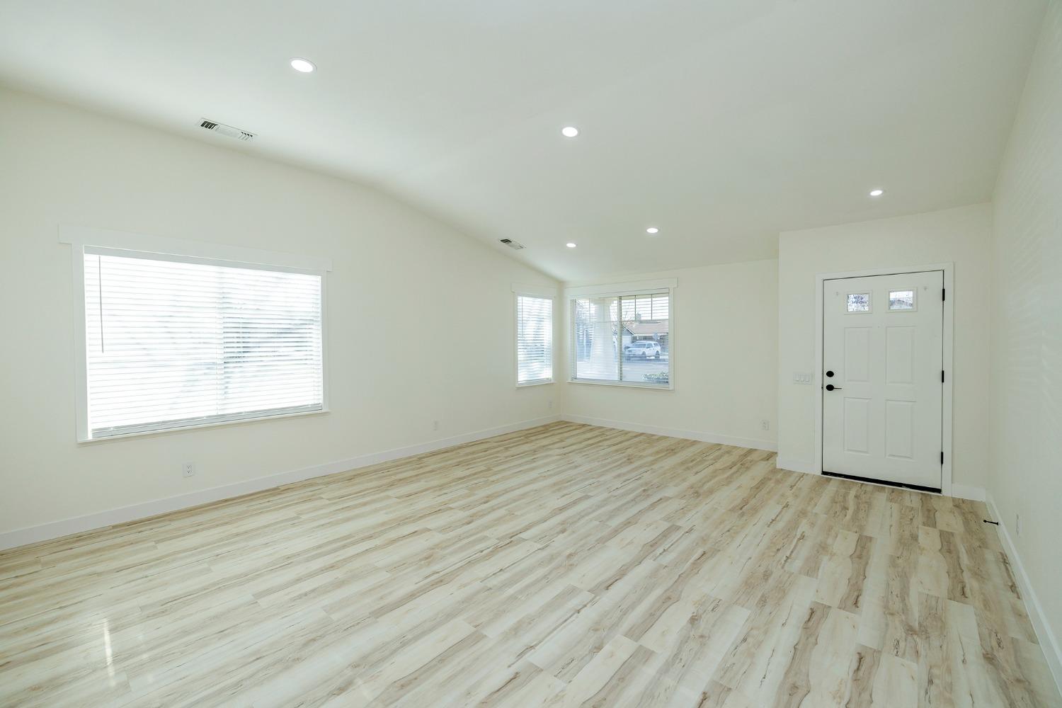 Detail Gallery Image 6 of 45 For 2192 Ivory Lace Ave, Manteca,  CA 95337 - 4 Beds | 2/1 Baths