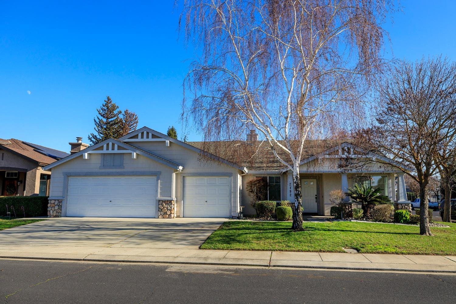Detail Gallery Image 2 of 45 For 2192 Ivory Lace Ave, Manteca,  CA 95337 - 4 Beds | 2/1 Baths