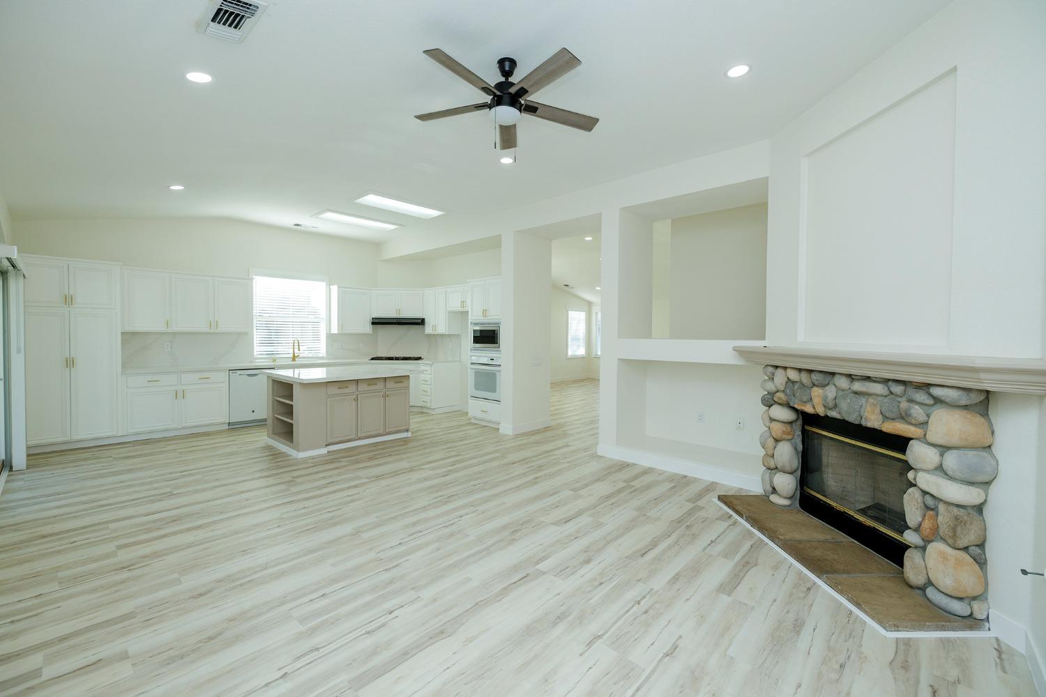 Detail Gallery Image 10 of 45 For 2192 Ivory Lace Ave, Manteca,  CA 95337 - 4 Beds | 2/1 Baths