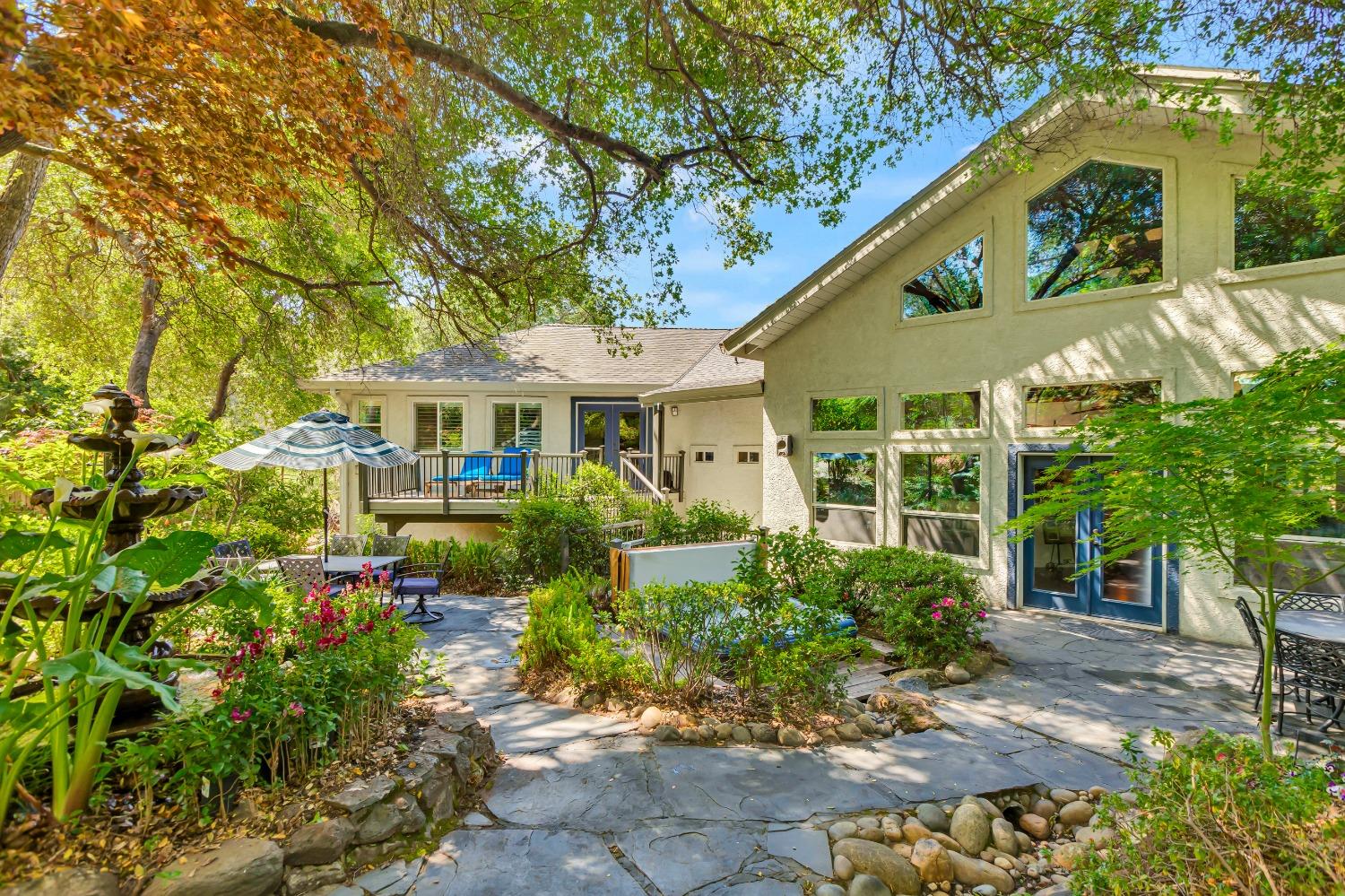 Detail Gallery Image 1 of 46 For 4006 Canyon Dr, Fair Oaks,  CA 95628 - 5 Beds | 4 Baths