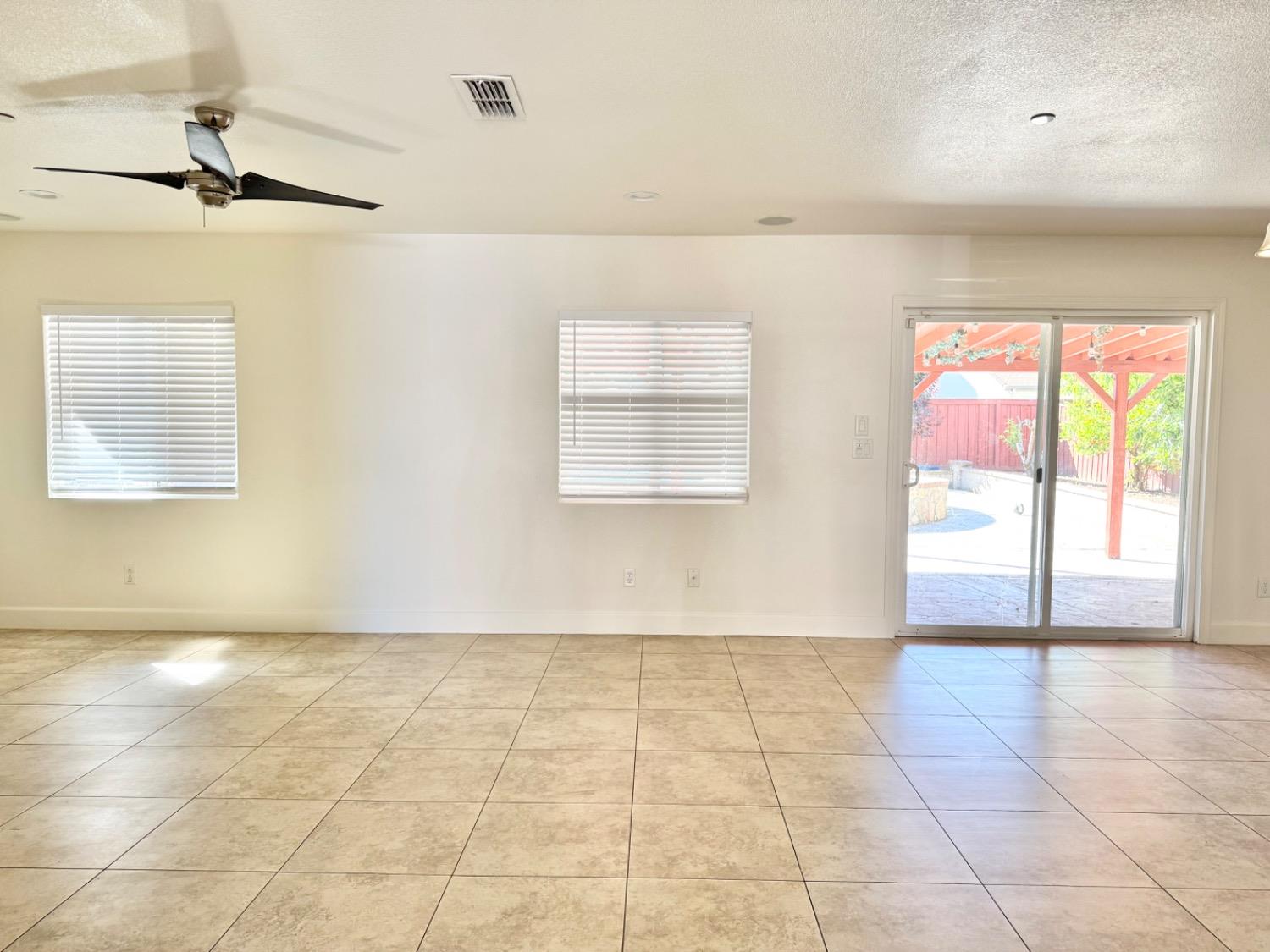 Detail Gallery Image 5 of 19 For 2522 Pine Brook Dr, Stockton,  CA 95212 - 4 Beds | 2/1 Baths