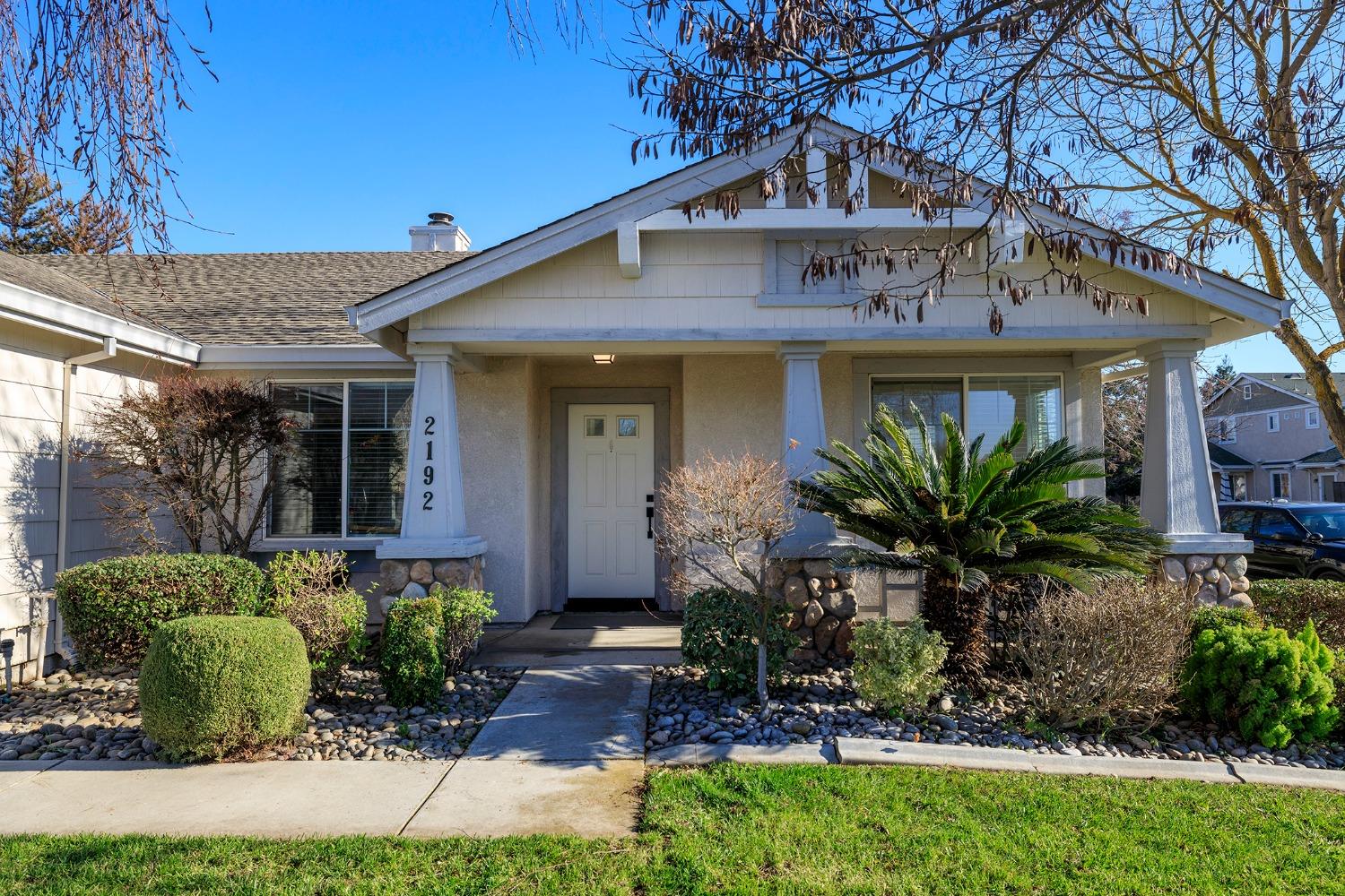 Detail Gallery Image 4 of 45 For 2192 Ivory Lace Ave, Manteca,  CA 95337 - 4 Beds | 2/1 Baths