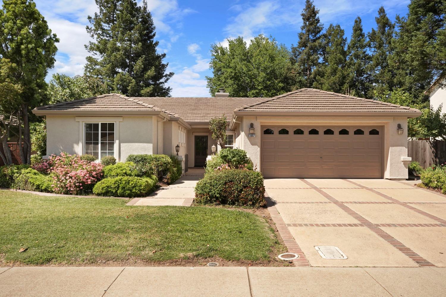 Detail Gallery Image 2 of 48 For 2607 W Elm St, Lodi,  CA 95242 - 3 Beds | 2 Baths