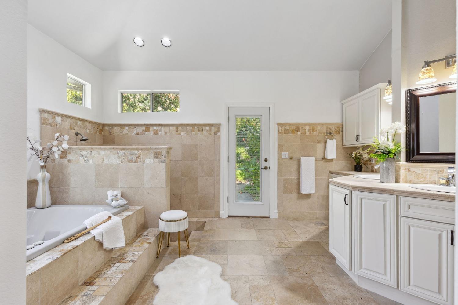 Detail Gallery Image 16 of 46 For 4006 Canyon Dr, Fair Oaks,  CA 95628 - 5 Beds | 4 Baths