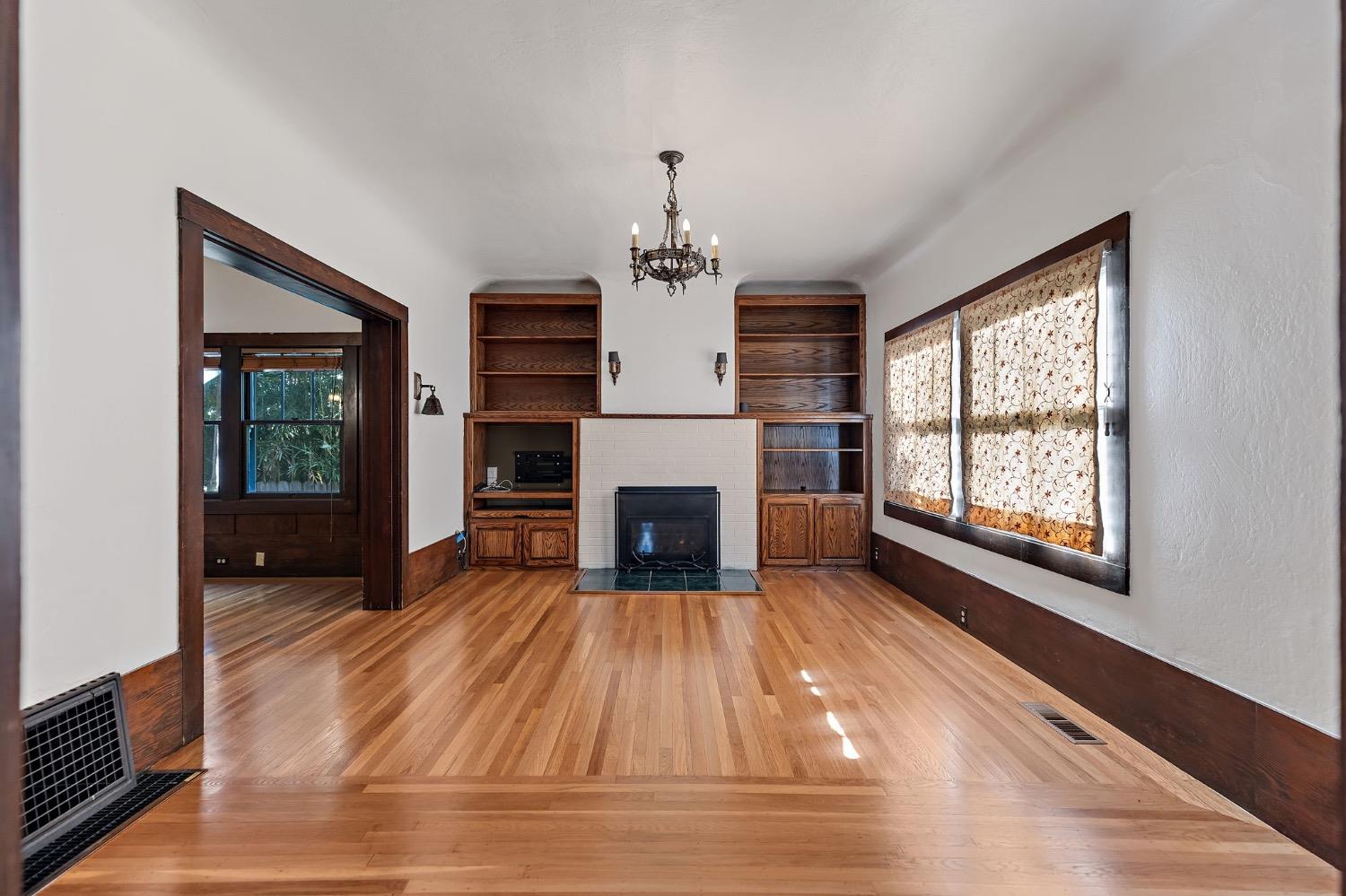 Detail Gallery Image 3 of 35 For 418 25th St, Sacramento,  CA 95816 - 3 Beds | 1 Baths