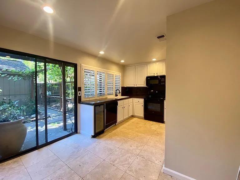 Detail Gallery Image 10 of 34 For 1129 Commons Dr, Sacramento,  CA 95825 - 3 Beds | 2/1 Baths