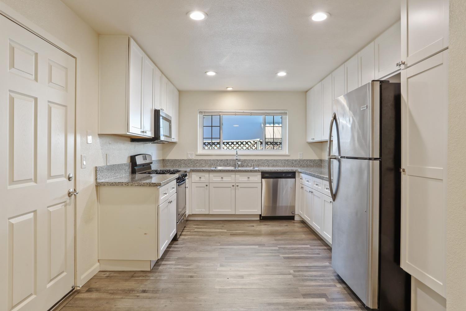 Detail Gallery Image 6 of 49 For 1384 Heckman Way, San Jose,  CA 95129 - 3 Beds | 2 Baths