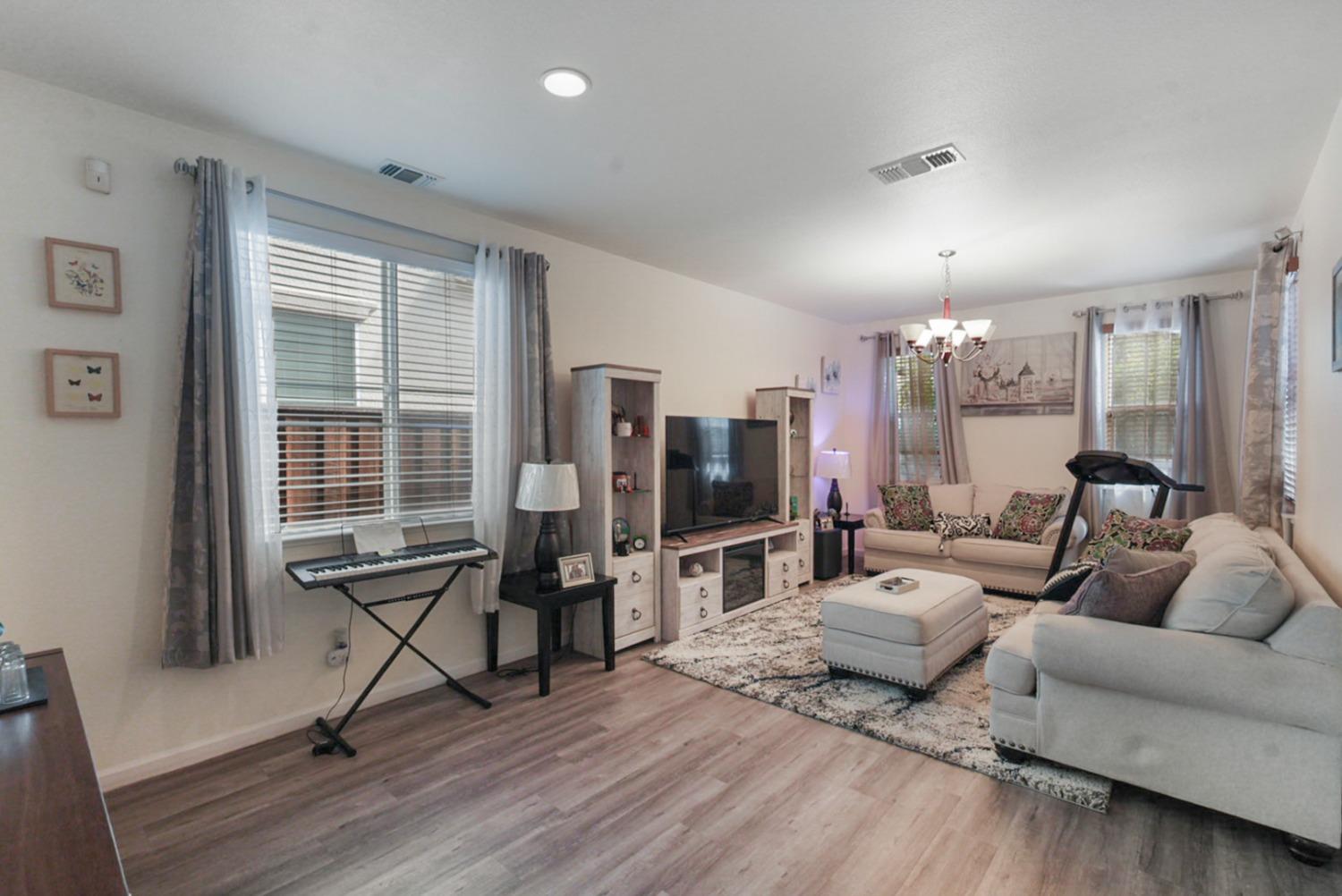 Detail Gallery Image 6 of 32 For 17263 S Bell Post Ln, Lathrop,  CA 95330 - 4 Beds | 2/1 Baths